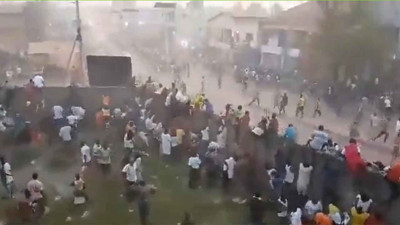 Gine'de futbol maçında ortalık savaş alanına döndü! Maç sırasında çatışma çıktı, yaşanan izdihamda onlarca kişi hayatını kaybetti. İşte o görüntüler...