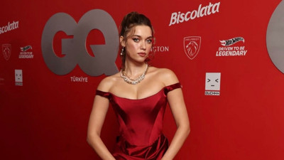 Afra Saraçoğlu ödül töreninde gözyaşlarına boğuldu