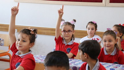 Kıyafet Yönetmeliğinde Değişiklik. Resmi Gazete'de Yayımlandı. Okullarda Çok Tepki Çeken Uygulamaya Yasak. Öğrenci, Aile ve Eğitimcileri İlgilendiriyor