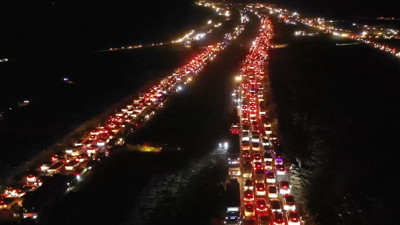 Esad rejimi çöktü Şam’a akın başladı, trafik kilitlendi