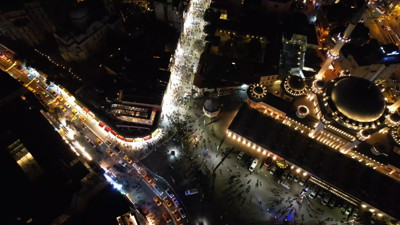 İstanbul'da yılbaşı coşkusu: Taksim Meydanı ve İstiklal Caddesi doldu taştı