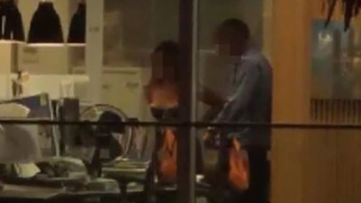 Şirketteki yasak aşk canlı yayına yansıdı! Ofiste böyle seviştiler... Herkes izledi