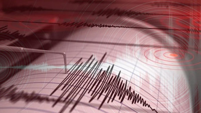 İzmir güne depremle uyandı. AFAD ve Kandilli Rasathanesi peş peşe duyurdu. İzmir Karaburun merkezli 4 büyüklüğünde deprem