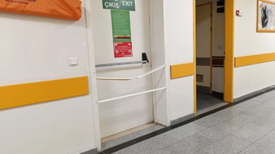 Hastanenin acil çıkış kapıları kablo kanallarıyla kapatıldı