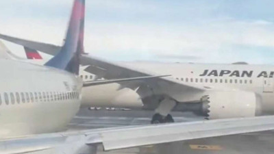 ABD’de iki uçak pistte çarpıştı! Japon Hava Yolları uçağının kanadı, pistteki diğer uçağın kuyruğuna çarptı. İşte o görüntüler...