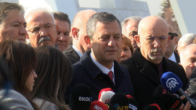 Deniz Baykal anmasında Özgür Özel'den dikkat çeken ifadeler... 47 yıl sonra bugün partisini 1'inci parti yapmış olmanın gururu ile huzurundayız