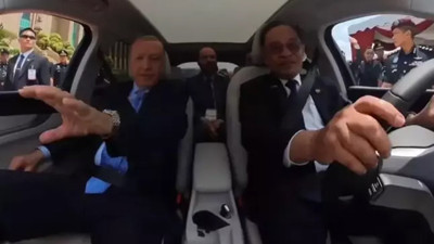 Cumhurbaşkanı Erdoğan hediye etmişti: Erdoğan ile Malezya Başbakanı'ndan Togg içerisinde gülümseten diyalog