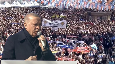 Son Dakika... Cumhurbaşkanı Erdoğan salonun girişindeki kalabalığa seslendi! CHP'ye şaibe göndermesi