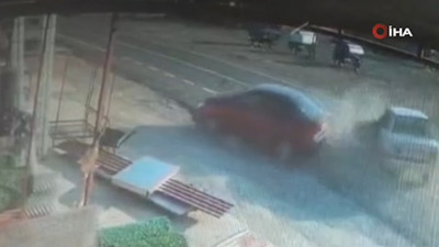 Osmaniye'de feci kaza! İki otomobilin kafa kafaya çarpıştığı kazada 3 kişi yaralandı. Kaza anı kameraya böyle yansıdı