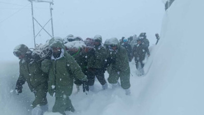Hindistan'da çığ faciası! Onlarca kişi kar altında kaldı