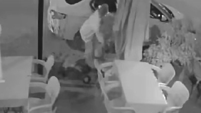 Mersin'de ilginç olay kamerada! Otomobille gelen bir kadın, lokantanın önündeki çiçeği çalıp kaçtı