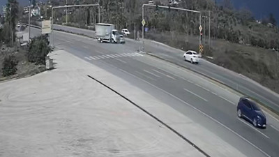 Kaza anı saniye saniye kamerada: Kırmızı ışıkta duran otomobile çarpmamak için direksiyonu kırdı, kamyona çarptı