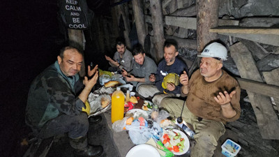 Yerin 120 metre altında ilk sahur: Zonguldak’ta madenciler ilk sahuru, yerin 120 metre altında yaptı