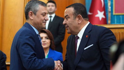 CHP'de Adnan Beker krizi! İYİ Parti'den istifa eden Adnan Beker, CHP'ye katıldı. Oğuz Kaan Salıcı, Faik Öztrak ve Gamze Akkuş İlgezdi tepki göstermişlerdi