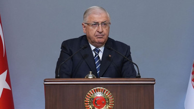 Derhal ve koşulsuz olarak silahları teslim etmeliler. Milli Savunma Bakanı Yaşar Güler çok net konuştu