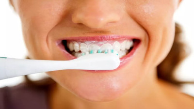 Diş fırçalarken herkes bunu yapıyor: Oysaki dişleri sarartıyormuş