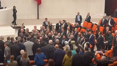 TBMM Genel Kurulu'nda Gerginlik. CHP'li Başarır Kolonya Şişesi Fırlattı