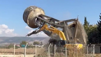 İş makinesinin tek dokunuşuyla yerle bir oldu: Hatay'da kullanımı sona eren su kulesi böyle yıkıldı