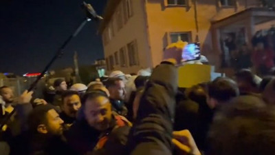 Son Dakika... Çağlayan'da arbede! Polis Ekrem İmamoğlu'na destek vermek isteyen avukatlara müdahale etti