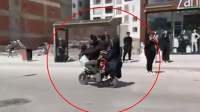 Görenler şaştı kaldı! Elazığ'da motosiklette 3’ü çocuk 5 kişinin tehlikeli yolculuğu kameraya böyle yansıdı