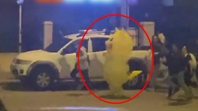 Polisten kaçan 'Pikachu' sosyal medyayı salladı! Antalya'da İmamoğlu’na destek eylemine Pikachu kostümüyle katılan vatandaşın polisten kaçış anları gündem oldu