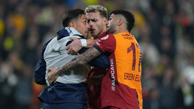 Büyük kavga çıktı, maç yarıda kesildi! Fenerbahçe Galatasaray derbisinde polis sahaya girdi