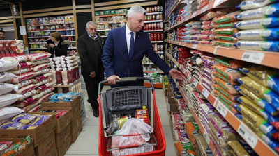 Bakan Bolat, boykot çağrılarına tepki gösterip, alışverişe çıktı: Tarihi bir gün olacak