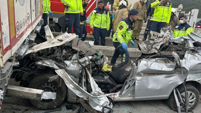 İstanbul'da korkunç kaza! TIR'ın altına giren otomobildeki 4 kişi feci şekilde can verdi. Kaza anı ortaya çıktı