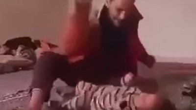 Çocuğunu öldüresiye dövdü! Görüntüler sosyal medyada yayıldı. Cani baba tutuklandı