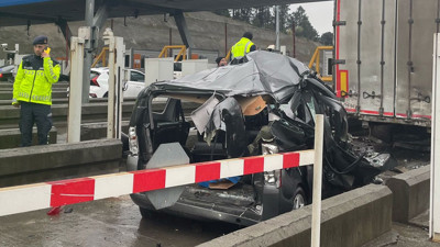 Pendik'te ikinci gişe faciası! Hafif ticari araç TIR'ın altına girdi: 1 ölü