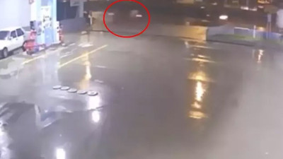 Bursa'da feci kaza kamerada! Kontrolden çıkan otomobil önce bariyere ardından da kaldırıma çarptı