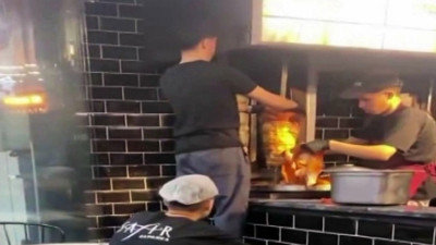 Kocaeli’de 650 kişi zehirlenmişti! Sapanca’da bir dönerci, pişmiş dönerin üzerine çiğ tavuk eklerken görüntülendi