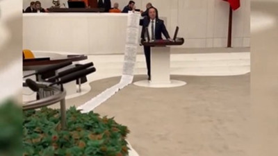 CHP'li Cevdet Akay'dan tutuklu öğrenciler eylemi! 6,5 metrelik listeyi Meclis salonunda açtı:  Bu gençler bizim geleceğimiz