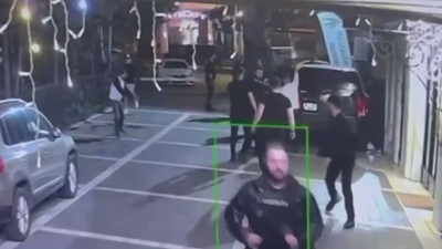 Mekandan kovuldular, dehşet saçtılar! Şişli’de gece kulübü önündeki silahlı çatışma kamerada: 1 ölü