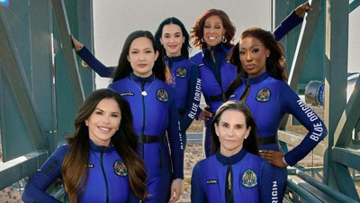 ABD'li şarkıcı Katy Perry tamamı kadınlardan oluşan bir ekiple uzaya çıktı: Dünyaya dönünce toprağı öptü