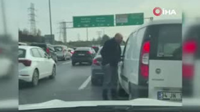 Aracından indi, tartıştığı sürücüye saldırdı! İstanbul'da yol verme kavgası kameraya böyle yansıdı