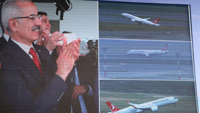 İstanbul Havalimanı'nda Tarihi Gün. ABD'deki Sistem Türkiye'de. 3 THY Uçağı Aynı Anda Havalandı