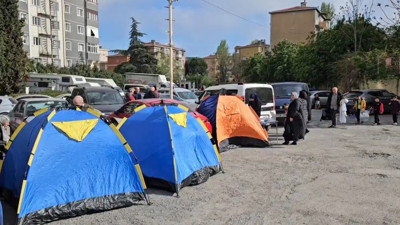 Depremin ardından vatandaşlar park ve bahçelere çadır kurdu