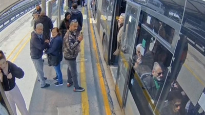 6,2 büyüklüğündeki depreme metrobüste yakalandılar! Koskoca aracı beşik gibi salladı