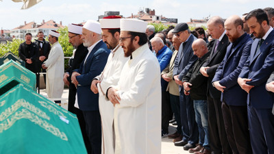 Cumhurbaşkanı Erdoğan, eski Arapça öğretmeninin tabutuna omuz verdi!