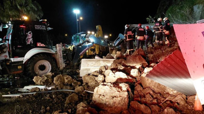 Samsun'da heyelan! Dağdan kopan kayalar aracın üstüne düştü. Baba ve 2 çocuğu öldü
