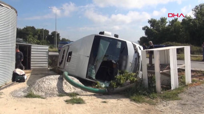 Antalya'da korkutan kaza! Midibüs devrildi: Çok sayıda yaralı var