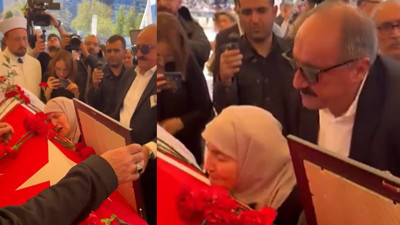 Sırrı Süreyya Önder'in annesinin sözleri yürek yaktı! Cami avlusunda böyle ağladı... Niye ses vermiyorsun bana küstün mü?