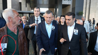 Özgür Özel'e yumruk atan saldırganın kimliği belli oldu! Sabıkası kabarık çıktı. Taciz, şiddet, cinayet...