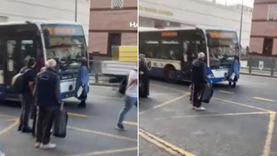 Otobüse binmek için yaptığı hareket şaşırttı! Trafiği böyle kilitledi