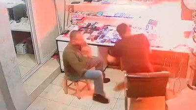 Adana'da panik anları kamerada: Tamir edilen cep telefonu bomba gibi patladı