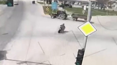 Afyonkarahisar'da feci kaza: Motosikletin römorka çarptığı kaza kameraya böyle yansıdı