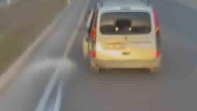 Hatay'da trafikte şoke eden anlar: Tartıştığı sürücüye seyir halindeyken içecek fırlattı