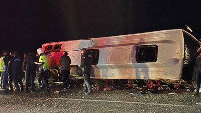 Sınır dışı edilecek göçmenleri taşıyan minibüs devrildi: 1 ölü, 6'sı jandarma 22 yaralı