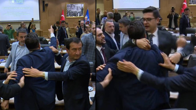 Meclis'te gerginlik: AK Parti ve CHP'li meclis üyeleri arasında tartışma çıktı